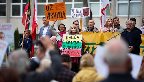 Judėjimo &bdquo;Lietuva yra čia&ldquo; akcija prie&scaron; paskutiniuosius kandidatų debatus