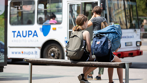 Vie&scaron;uoju transportu važiuojantys keleiviai kar&scaron;tį jaučia ir lauke, ir viduje