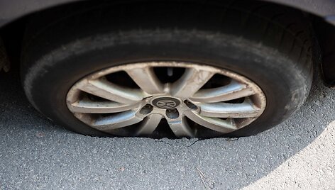 Duobėje įstrigęs automobilio ratas