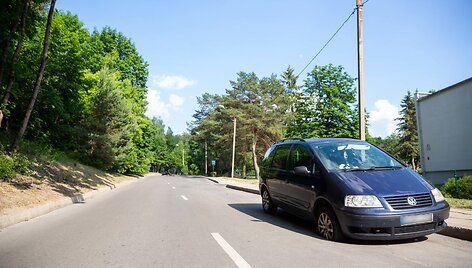 Duobėje įstrigęs automobilio ratas
