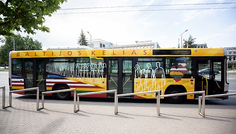 Baltijos kelio 30-mečiui papuoštas autobusas