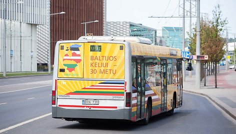 Baltijos kelio 30-mečiui papuoštas autobusas