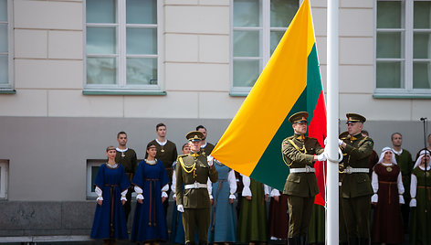 Valstybės vėliavų pakėlimo ceremonija