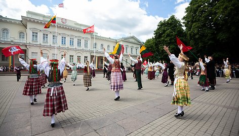 Valstybės vėliavų pakėlimo ceremonija