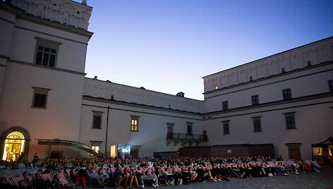 Filmo &bdquo;Medaus &scaron;alis&ldquo; peržiūra Valdovų rūmų kiemelyje