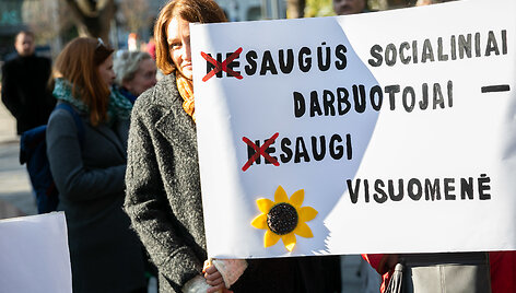 Socialinių darbuotojų akcija &bdquo;Kiek galime gintis rankinėmis?&ldquo;