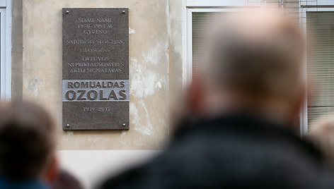 Vilniuje atidengta Romualdui Ozolui skirta atminimo lenta