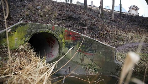 Į Nerį Vilniaus Antakalnyje tekėjusias nuotekas stabdo bonais