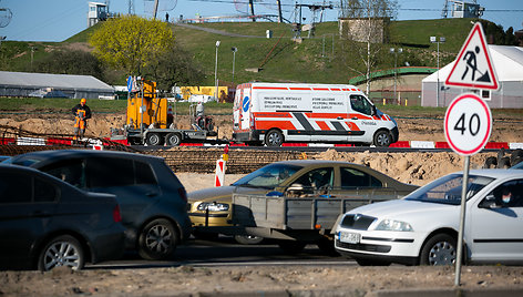 Transporto spūstys rekonstruojamoje Liepkalnio–Žirnių gatvių sankryžoje