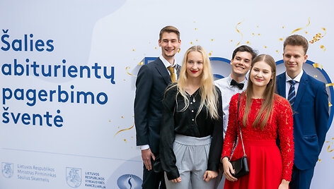 &Scaron;imtu balų egzaminus i&scaron;laikiusių abiturientų apdovanojimų ceremonija