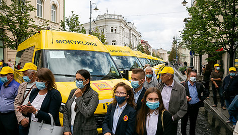 Savivaldybėms buvo perduoti 25 nauji mokykliniai autobusai