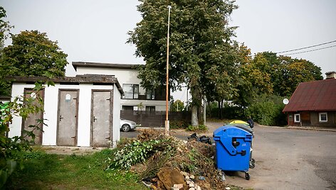Netvarkingai tvarkomos &scaron;iuk&scaron;lės ir lauko tualetas Naujininkų gatvėje