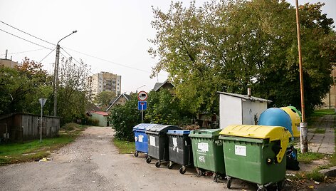 Netvarkingai tvarkomos &scaron;iuk&scaron;lės ir lauko tualetas Naujininkų gatvėje