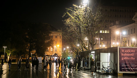 Paskutinės išankstinio balsavimo dienos žmonių eilė Lukiškių aikštėje