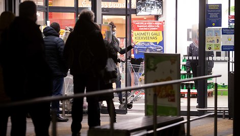 Žmonės prie „Lidl“ parduotuvės Karoliniškėse