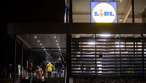 Žmonės prie &bdquo;Lidl&ldquo; parduotuvės Karolini&scaron;kėse