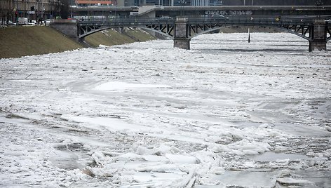 Patvinę krantai ir ledų sangrūda Neryje