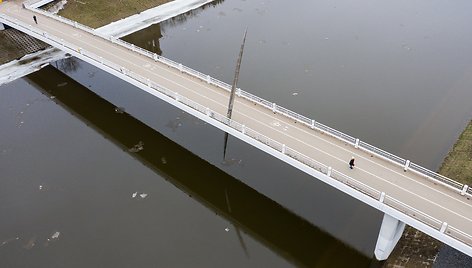 Tvinstanti ir ledais besikemšanti Neris