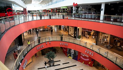 Pirkėjai lankosi prekybos centre &bdquo;Ozas&ldquo;