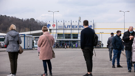 Žmonių eilės prie vakcinavimo centro &bdquo;Litexpo&ldquo;
