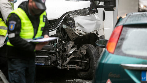Krovininio ir lengvojo automobilių avarija &Scaron;ilo gatveje