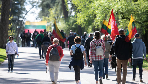 Į „Didįjį šeimos gynimo maršą“ besirenkantys žmonės