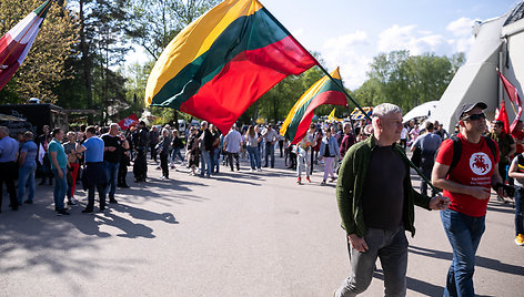 Į „Didįjį šeimos gynimo maršą“ besirenkantys žmonės