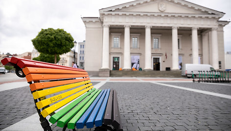 Vaivorykštės spalvomis išmarginto suoliuko pristatymas