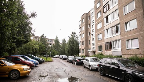 Automobiliai prie daugiabučių