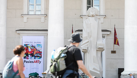 Adomo Mickevičiaus paminklas ant Vilniaus rotušės laiptų