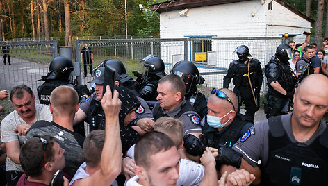 Gyventojų susirėmimas su policijos pareigūnais prie Rūdninkų poligono