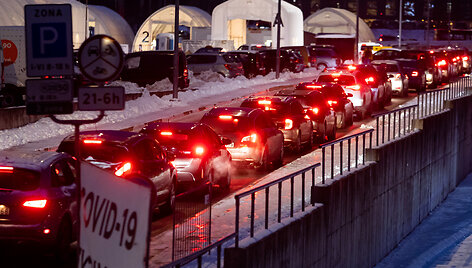 Automobilių eilės prie Covid mobilaus patikros punkto Vilniuje