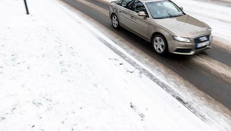 Sniegas sunkina eismo sąlygas Vilniuje