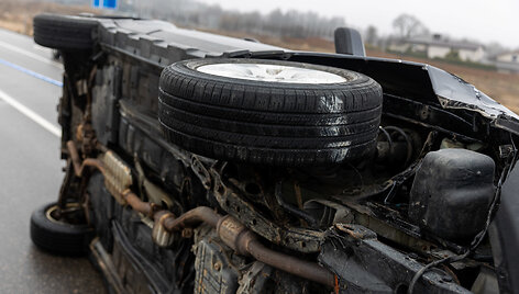 Vikingų gatvėje apvirtęs automobilis
