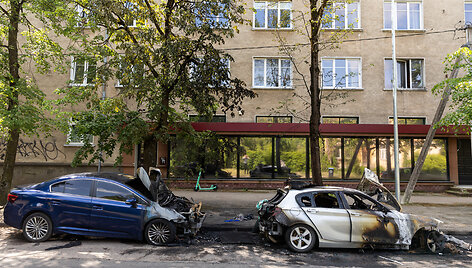 A.Mickevičiaus g. naktį sudegę automobiliai