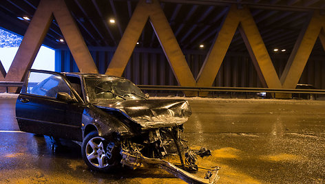 Vilniaus vakariniame aplinkkelyje automobilis trenkėsi į kelio atitvarus