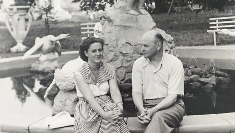 Ra&scaron;ytojas Juozas Baltu&scaron;is su žmona aktore Monika Mironaite Druskininkuose 1956 m