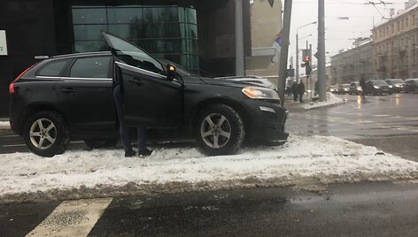 Vilniuje, &Scaron;eimyn&scaron;kių g. &bdquo;Volvo&ldquo; įsirėžė į &scaron;viesoforą