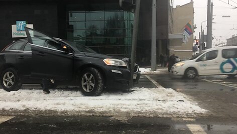 Vilniuje, &Scaron;eimyn&scaron;kių g. &bdquo;Volvo&ldquo; įsirėžė į &scaron;viesoforą