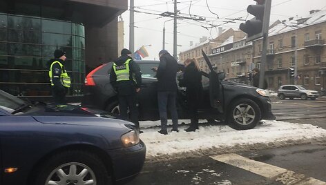 Vilniuje, &Scaron;eimyn&scaron;kių g. &bdquo;Volvo&ldquo; įsirėžė į &scaron;viesoforą