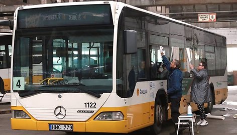 Šiauliuose – Lietuvos partizanų nuotraukomis ir citatomis papuošti autobusai