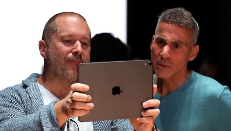 Jony Ive (kairėje)