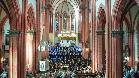 &bdquo;Muzikinis rugpjūtis pajūryje&ldquo; atsisveikino &scaron;lovindamas laisvę ir vienybę