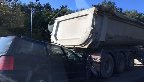 Lengvojo automobilio ir sunkvežimio avarija Vilniuje, Savanorių pr.