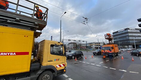 Vilniuje, Žemaitės ir Naugarduko gatvių sankryžoje, &scaron;iuk&scaron;liavežis nutraukė troleibusų kontaktinį tinklą