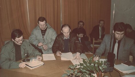 1991 m. sausio 9 d. Auk&scaron;čiausiosios Tarybos rūmų apsaugos &scaron;tabas. I&scaron; kairės: Audrius Butkevičius, Česlovas Jezerskas, Virginijus Česnulevičius, Jonas Gečas.
