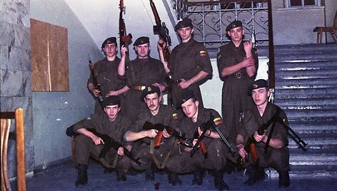 KAD kariai po rugpjūčio pučo vykdo apsaugą KGB rūmuose. I&scaron; kairės pirmoje eilėje (pritūpę): A. Traskovskis, Tomas ?, A. Čere&scaron;ka, Ž. Pastarnokas; i&scaron; kairės antroje eilėje stovi: G. Jurčiukonis, D. Miklu&scaron;is, D. Katinas, A. Dėdinas.