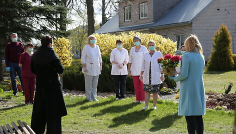 Lilijos Valatkienės sukurti darbai ir Trakų savivaldybės merės Editos Rudelienės padėka Trakų rajono medikams