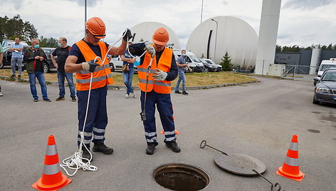 „Vilniaus vandenų“ darbuotojams – saugos bei gelbėjimo įrangos naudojimo mokymai