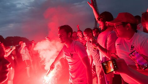 Paryžiečiai džiaugiasi Prancūzijos rinktinės pergale Pasaulio futbolo čempionate